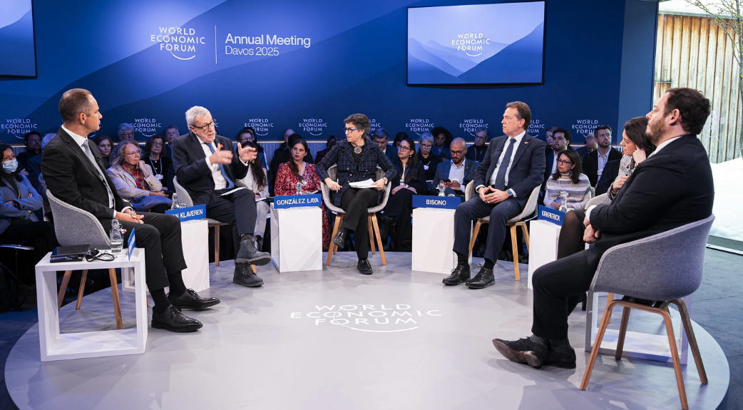 World Economic Forum highlights Mexico’s nearshoring potential and manufacturing strength.